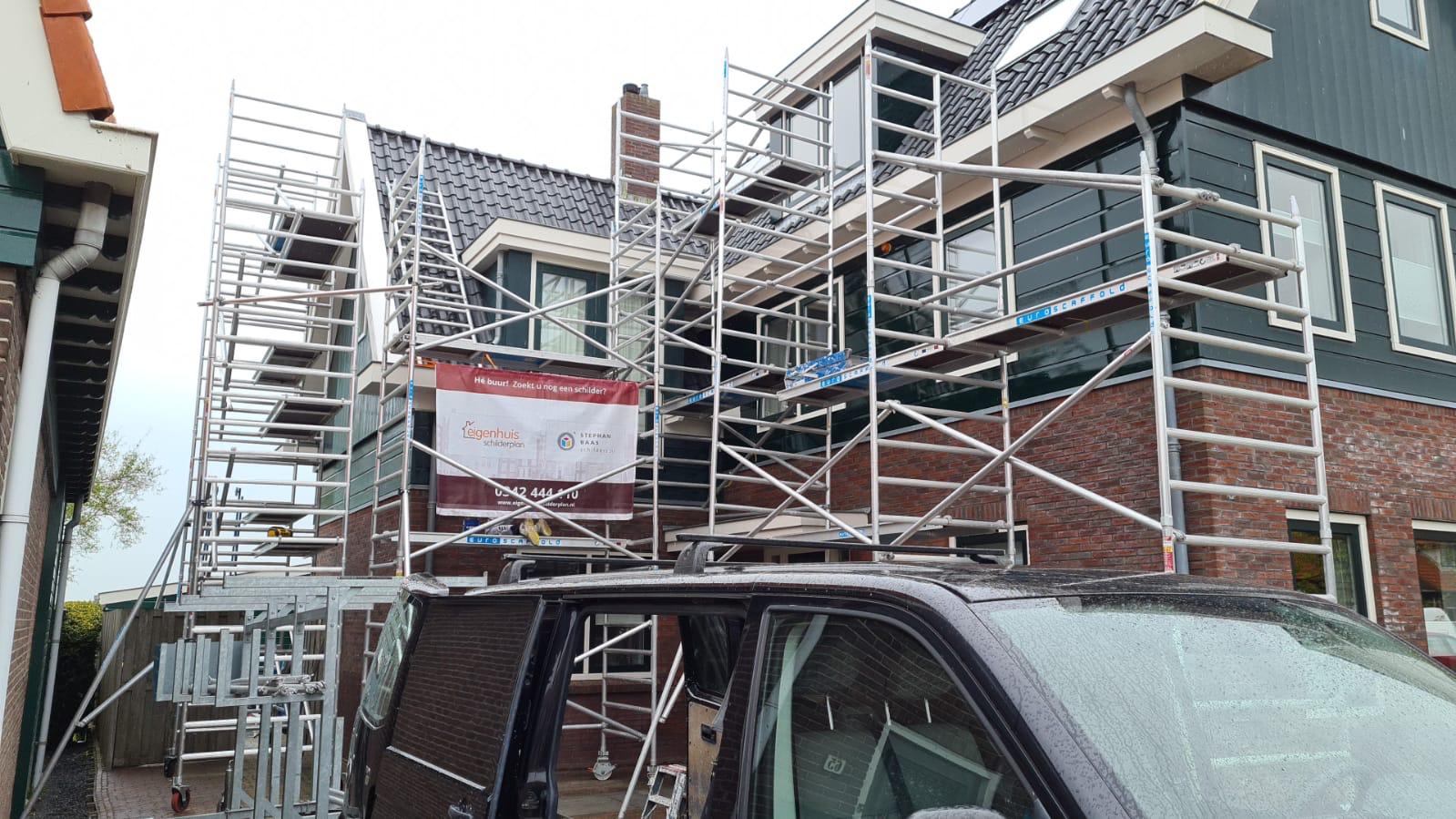 Buitenschilderwerk met steigers in Breukelen