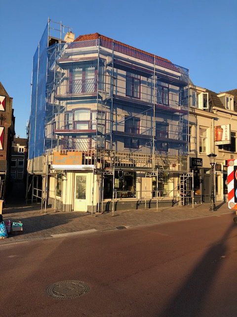 Buitenschilderwerk met steigers in Breukelen