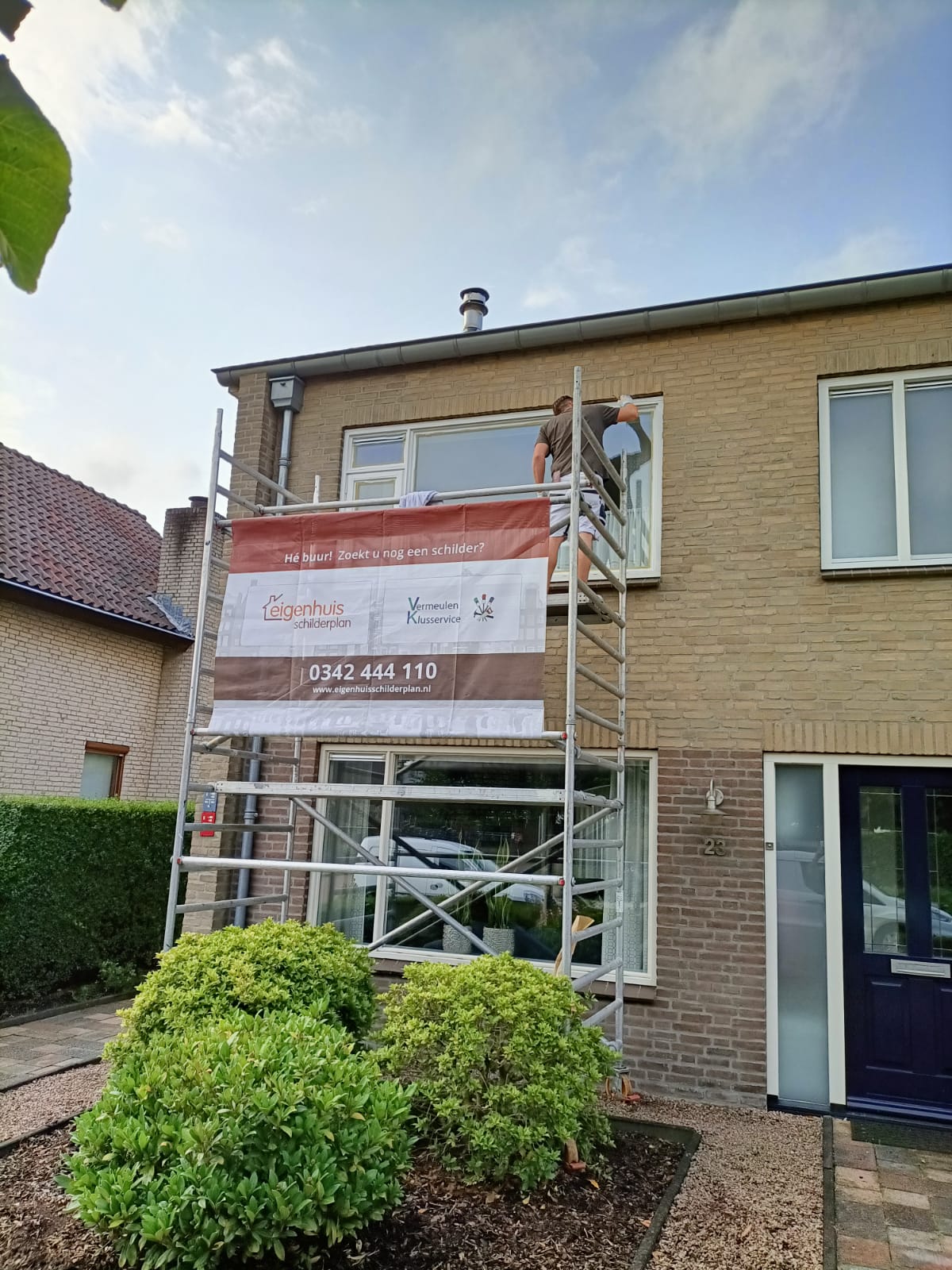 Schilderwerk in uitvoering op steiger in Breukelen